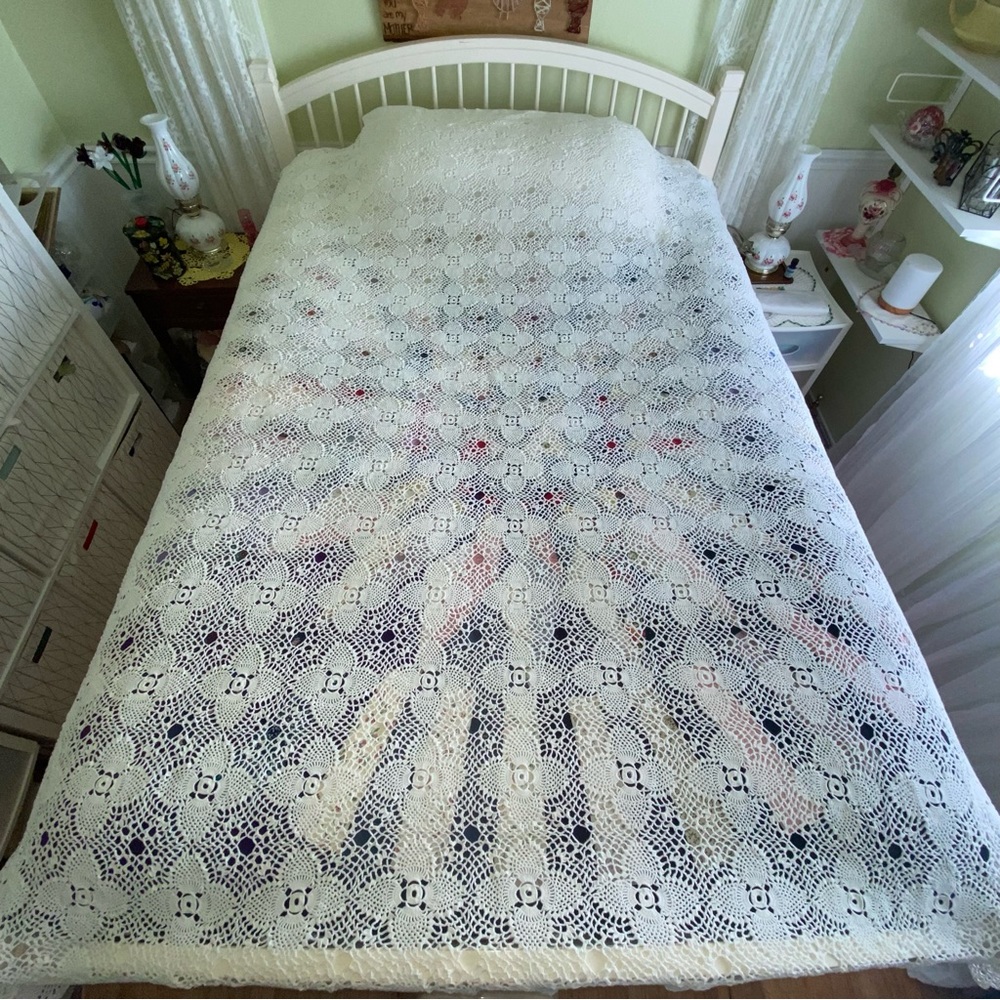 BEAUTIFUL VINTAGE - Hand Crocheted - GRANDMA BLANKET / COVERLET - 98 x 86” QUEEN